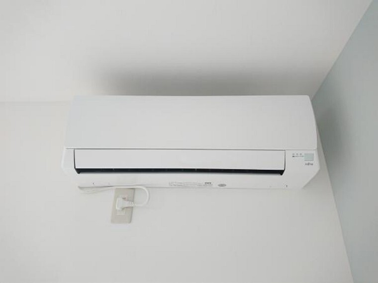 【同仕様写真/エアコン】リビングには新品のエアコンを設置しました。省エネ仕様で夏も冬も活躍します。お引越ししてすぐに使えるのが嬉しいですね。