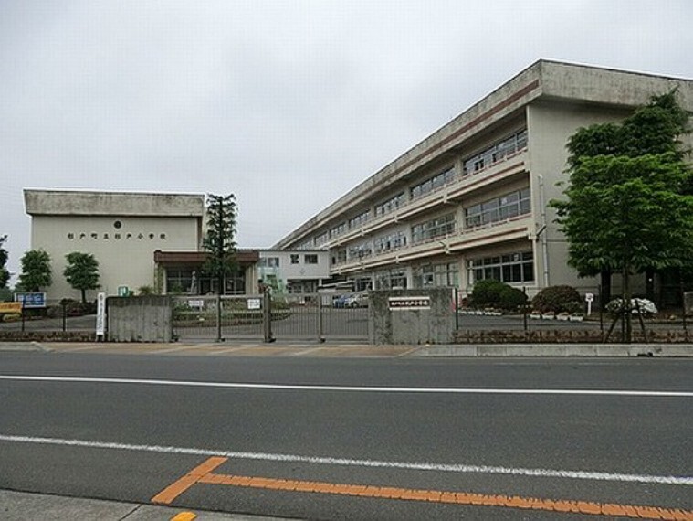小学校 杉戸小学校 徒歩3分(約240m)