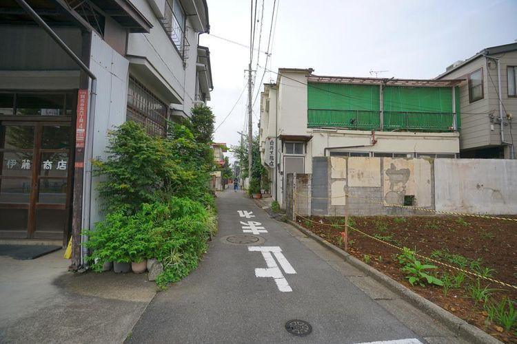 現況写真 西側の前面道路は車通りも少なく、落ち着いた環境となっております。