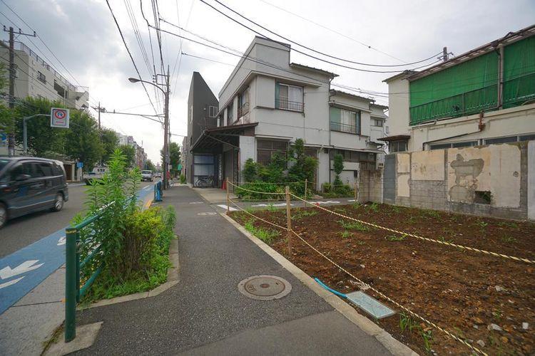 現況写真 南側には広い歩道があり、小さいお子様と一緒でも安心してお散歩ができますね。