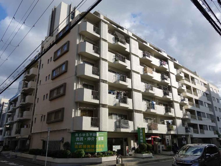 外観写真 1973年11月築。総戸数65戸。周辺はマンションや店舗などが立ち並ぶ街並みで、徒歩3分の距離には江坂公園があります。小・中学校までも徒歩5分なので通学にやさしい環境です。