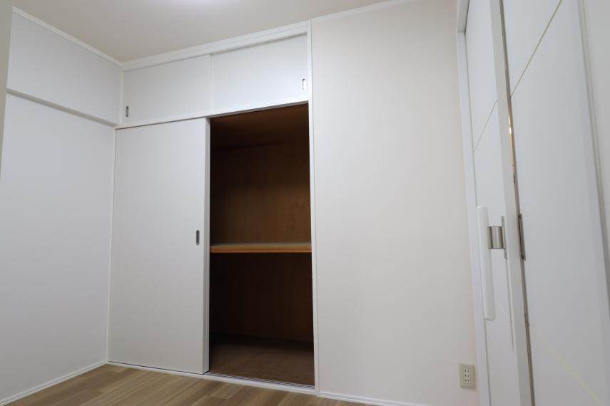洋室 【洋室1】 収納付きのお部屋です。(2020年11月撮影)