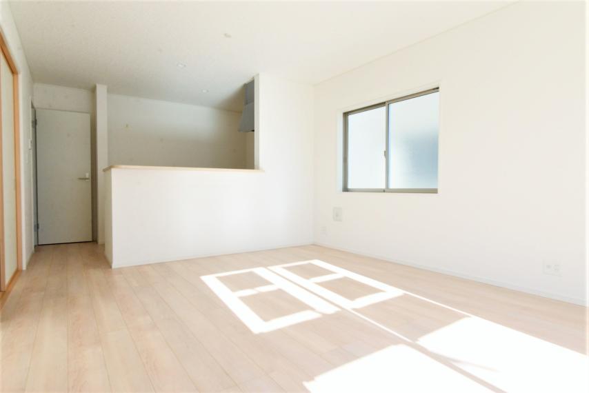 リビングダイニング 建物の性能と敷地の特性を活かした最適な配置により、明るく、開放的な空間になっています。