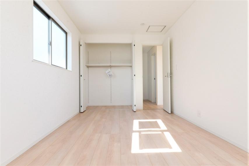 洋室 各部屋を最大限に広く使って頂ける様、全居住スペースに収納付。