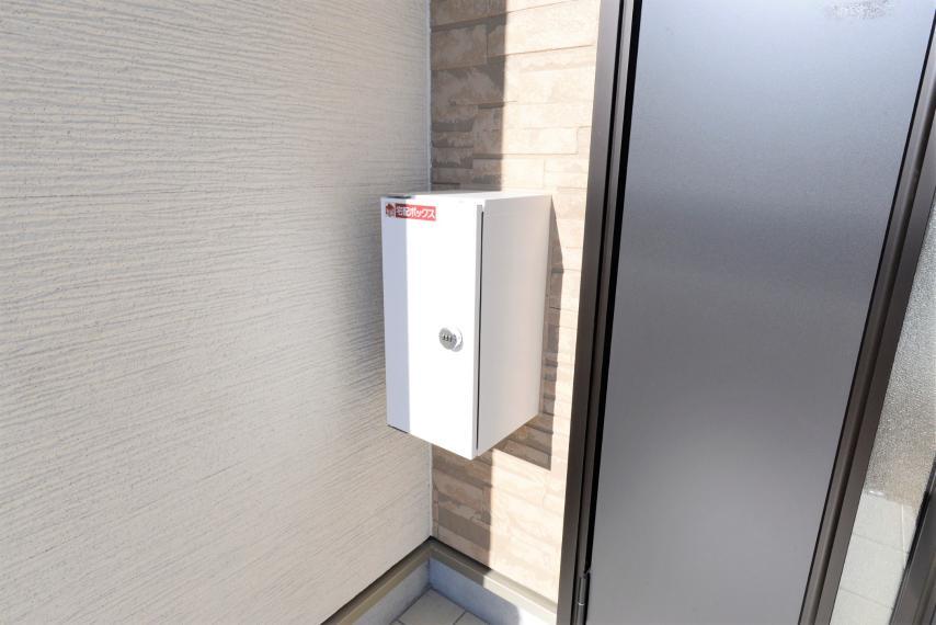 玄関 宅配ボックス。 いつでも荷物を受け取ることができ不在時も便利!再配達を頼む手間も省けます。