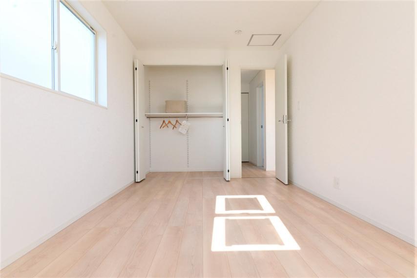 洋室 各部屋を最大限に広く使って頂ける様、全居住スペースに収納付。