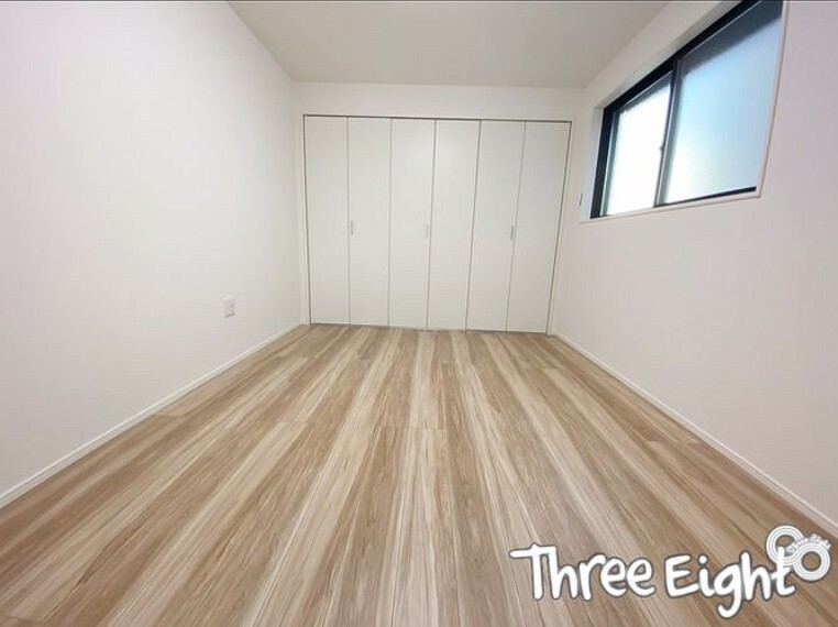 【1F 洋室 6.3帖】 主寝室にピッタリなゆとりのあるお部屋です。壁一面の収納も魅力。