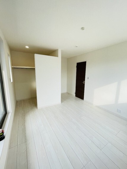 洋室 主寝室として使える7.25帖の洋室。 住まいを想う仕事、人生を輝かせる使命と理念。 不動産のことならセンチュリー21いちにし不動産【一年中休まず営業中】にお任せ下さい。