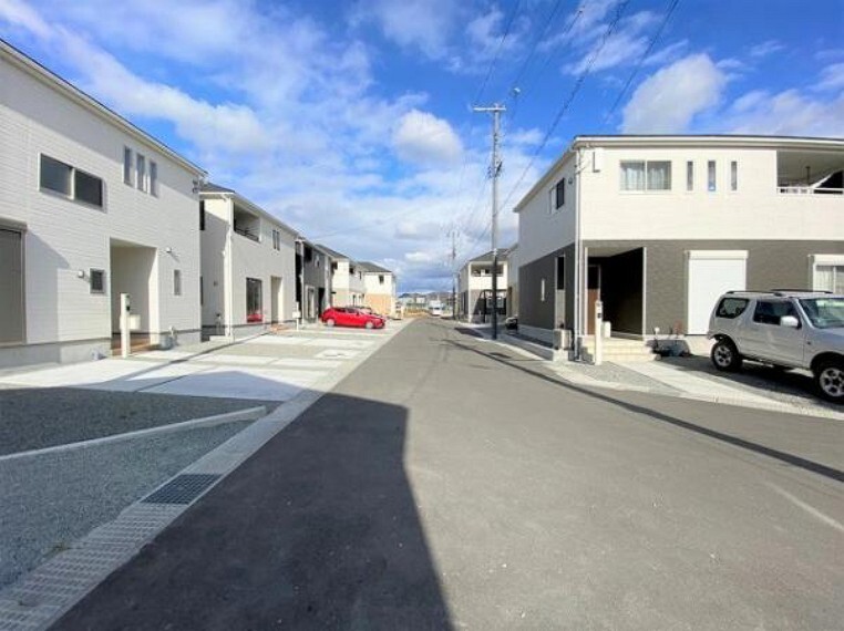 周辺の街並み 広々とした前道です!