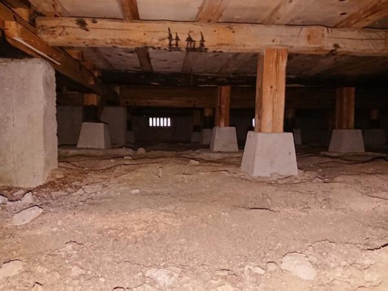 構造・工法・仕様 中古住宅の3大リスクである、雨漏り、主要構造部分の欠陥や腐食、給排水管の漏水や故障を2年間保証します。その前提で床下まで確認の上でリフォームし、シロアリの被害調査と防除工事もおこないます。