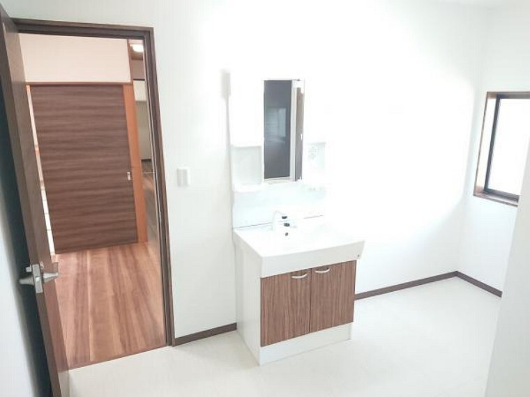 脱衣場 【脱衣所】ハウステック製新品の洗面化粧台を設置しました。間口75cmの大型の洗面ボウルは洗顔・洗髪はもちろん、つけ置き洗いにも使えます。コンセント付きです。