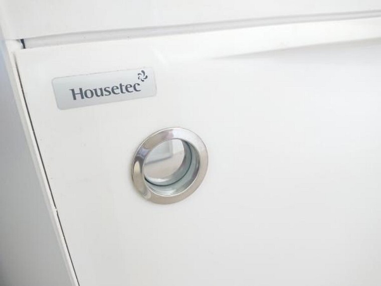 【排水栓】浴室の排水栓はポップアップ式です。ワンタッチで浴槽のお水を排水できます。チェーンが付いてないので、お掃除もラクになりますね。