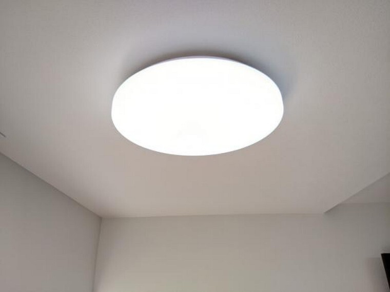 【照明】各居室の照明器具は全て新品交換しました。照明器具を設置した状態でお引渡しを致しますので、お客様が別途ご購入いただく必要はございません。