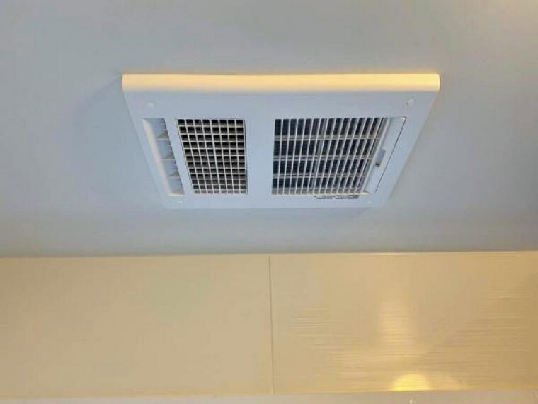 【同仕様写真】新品交換予定のユニットバスは浴室乾燥機能付きです。湿気をすみずみまで除去、結露やカビの発生を抑えます。雨の日のお洗濯にも便利ですし、寒い日の入浴も快適です。