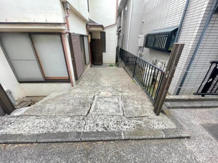 駐車場 きれいに整備された駐輪場