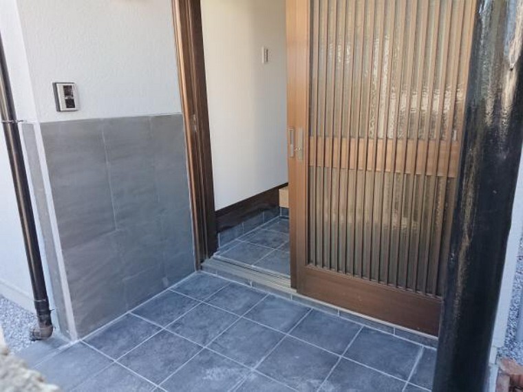 玄関 【リフォーム済み】玄関です。玄関の鍵は新品交換いたしました。シューズボックスも交換済みですので散らからずに済みますね。