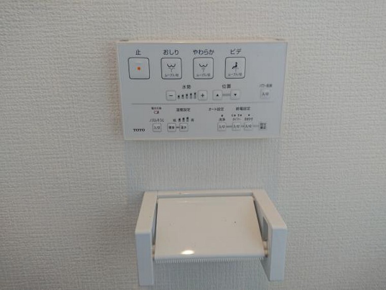 【リフォーム済】おうちのトイレはTOTO製のウォシュレット機能付きです。便器自体も新品なので新生活が楽しくなりますね。