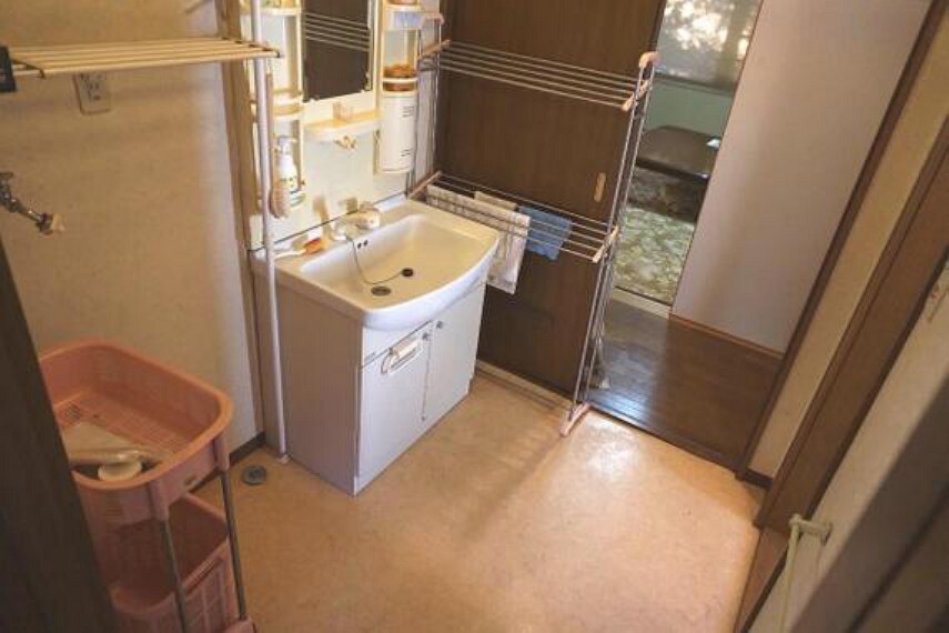 洗面化粧台 2ヶ所から出入りができ便利ですね。