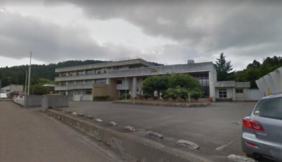 中学校 若宮中学校まで100m 徒歩2分 中学校まで至近距離なのでお子様の通学にも安心ですね。
