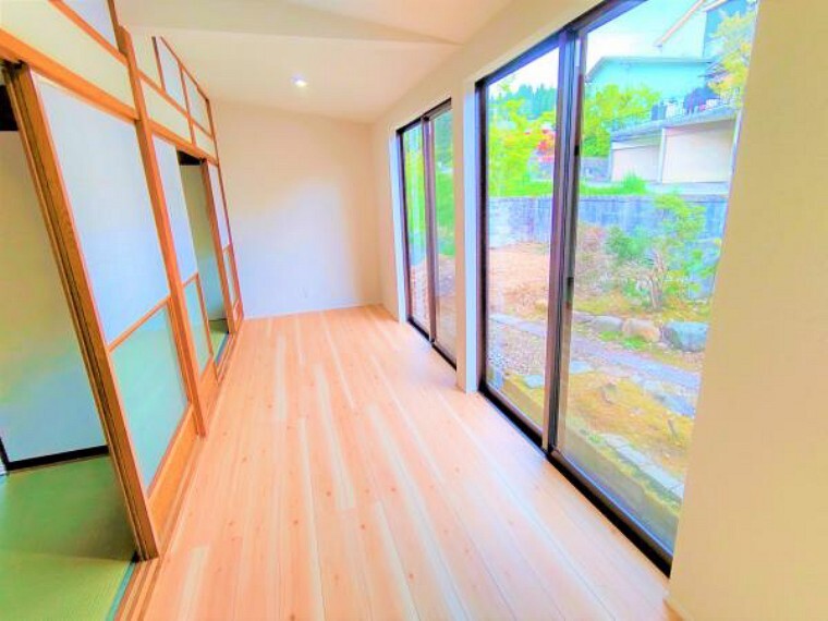 【リフォーム済】1階廊下サッシは新品に交換を行いました。断熱性能も以前のサッシよりも向上しました。掃き出し窓からすぐにお庭に出られるのも便利ですね。