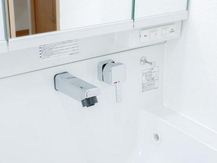 洗面化粧台 【リフォーム済】洗面台の水栓は周りに水たまりができない、壁に直接取り付けるタイプの水栓を採用。水栓ヘッドは引き出して使えるホース内蔵タイプで整水・シャワーの切り替えもワンタッチで行えます。