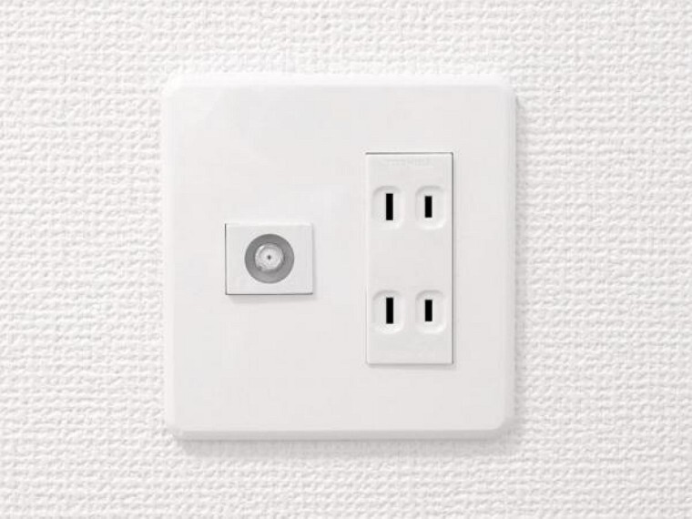 構造・工法・仕様 【リフォーム済】コンセントパネルはすべて新品に交換を行い、さらにキッチン回りや2階のエアコン用、TVジャックなど必要箇所に追加で設置も行います。生活してみないと気付かない部分もカバーしています。