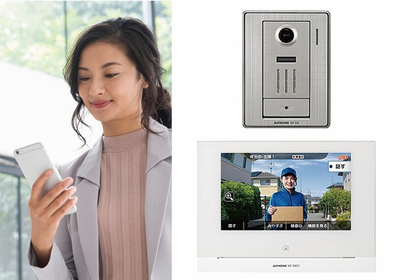 防犯設備 通話や開け閉めをどこでもスマホで。 家の中でも、外にいても、いつもで来客の対応が出来るのが外でもドアホン。買い物中でも急に帰宅した子どもにカギを開けてあげることも出来ます。