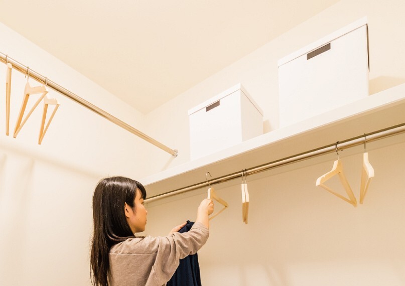 ウォークインクローゼット 普段使わない洋服や綺麗にしまっておきたい物などをしまえます。使いやすさを考えてクローゼット内に照明も付きます。