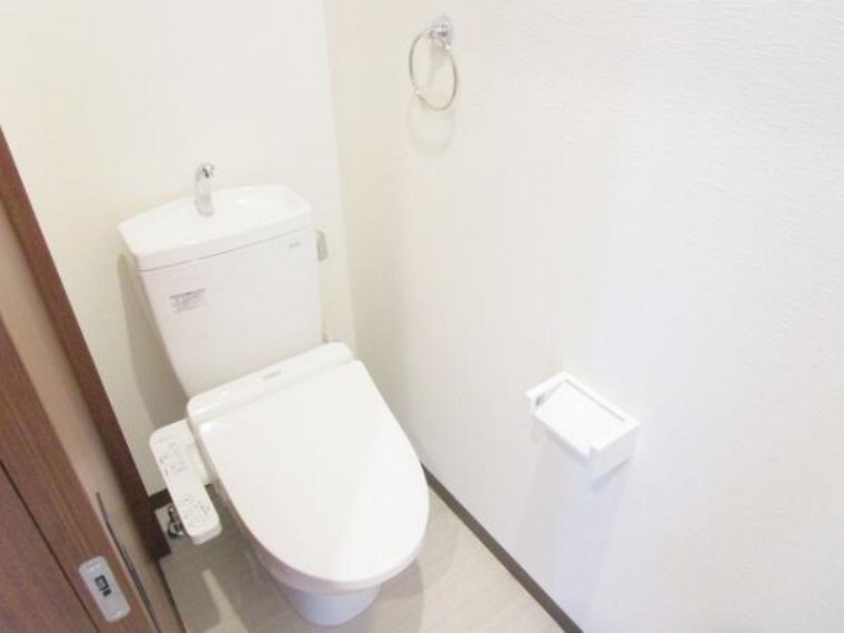トイレ 【リフォーム済み】トイレはリフォームにて移設し、TOTO製温水洗浄便座を設置しました。直接お肌に触れる部分なので、新品だと嬉しいですね。