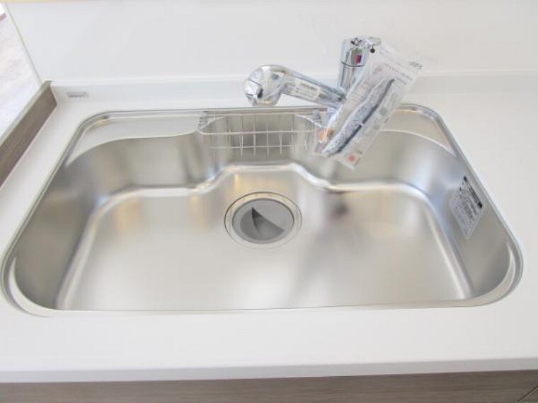 【リフォーム済み】シンクはサビに強いステンレスシンクです。水栓は浄水器内蔵。カートリッジの定期購入も可能です。