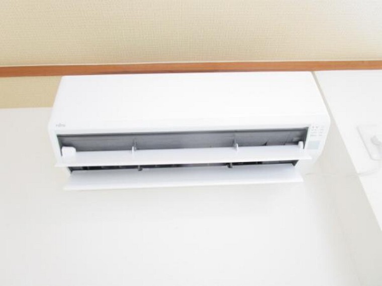 冷暖房・空調設備 【リフォーム済み】和室には富士通製の新品エアコンを1台設置しました。引っ越しすぐでも使用できますので、快適ですよ。また、他部屋のエアコン設置も、別途見積もり承りますので担当へご相談下さい。