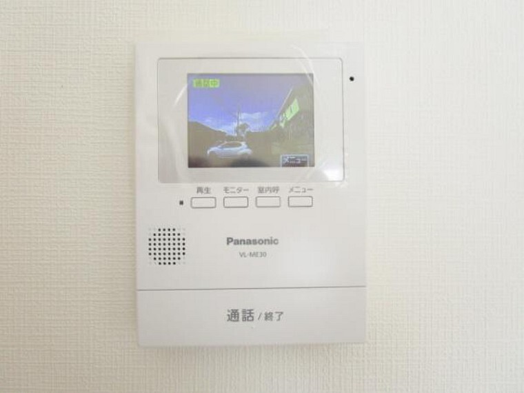 防犯設備 【リフォーム済み】パナソニック製のドアホンはカラーモニター付きです。留守中の来客も記録できるので、防犯面でも安心ですね。セールスも顔をあわせずに対応できます。ご年配の方やお子様のお留守番にも便利です。