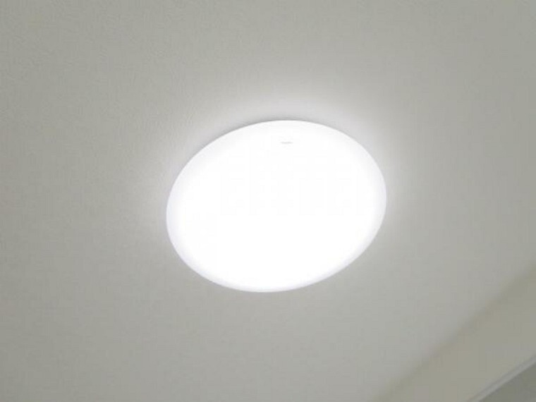発電・温水設備 【リフォーム済み】照明はリビングと全居室を新品に交換しました。全てのお部屋に照明が付きますので、引っ越し後もすぐに使え、入居時の出費も抑えられますね。