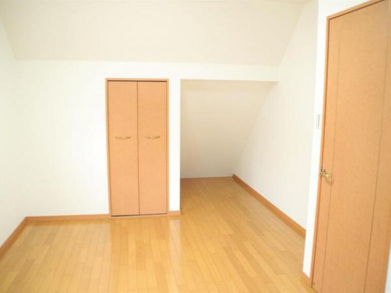 【リフォーム済】2階の約7畳の洋室にも小屋裏スペースを利用した収納スペースとクローゼットがあります。内部は綺麗にクリーニングを行いました。