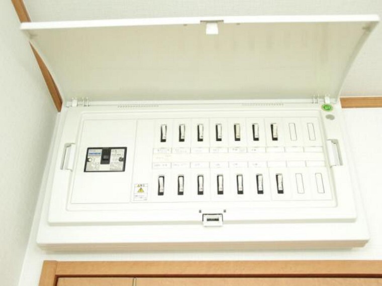 発電・温水設備 【リフォーム済】分電盤はクリーニングを行いました。エアコン等の電源は単独配線になっているので、各所で電化製品を同時に使用しても簡単にはブレーカーが落ちることもなく安心です。