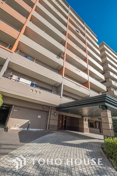 エントランスホール 住まう方、訪れる方を迎えるエントランスは綺麗に掃除されています。