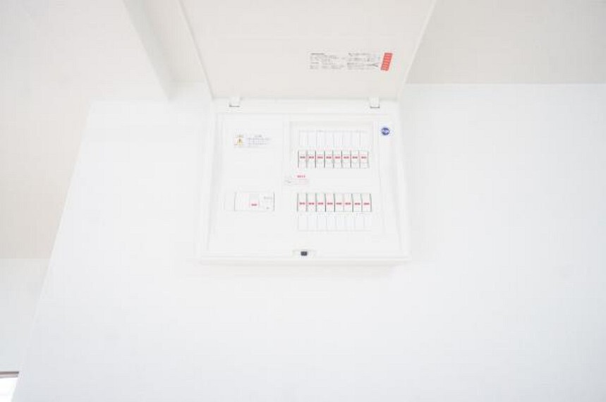 発電・温水設備 【同仕様写真】分電盤を新品交換します。