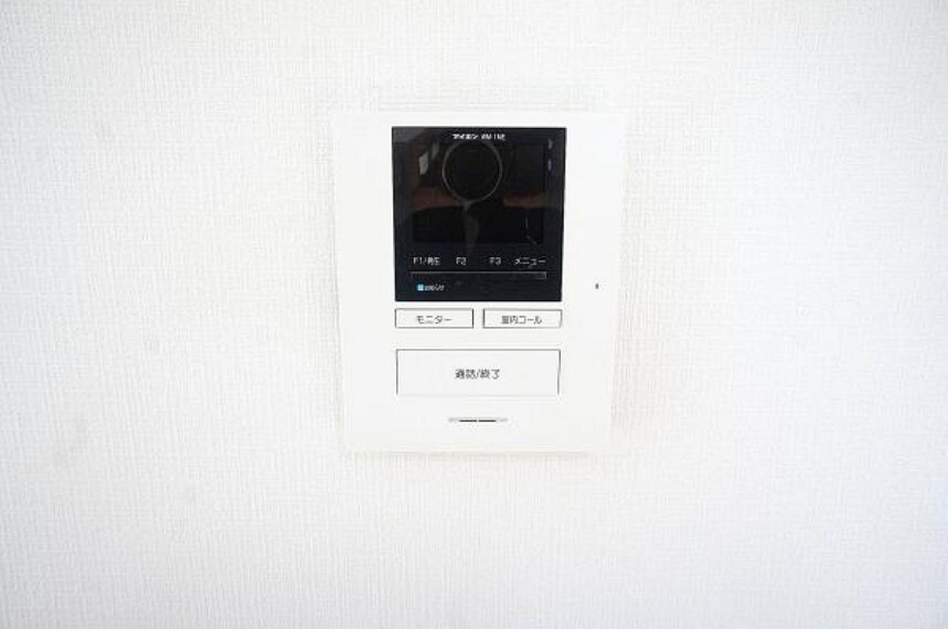 防犯設備 【同仕様写真】カラーモニター付きインターホンを新設します。来客対応時に相手の顔が分かるので、防犯面でも安心ですね。