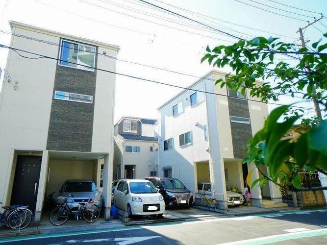 現況写真 周辺にも新しい建物が多く自然も多いので子育て世代に最適な住環境です。小学校徒歩2分、中学校は徒歩9分と学校が近いのも安心できるポイントですね。