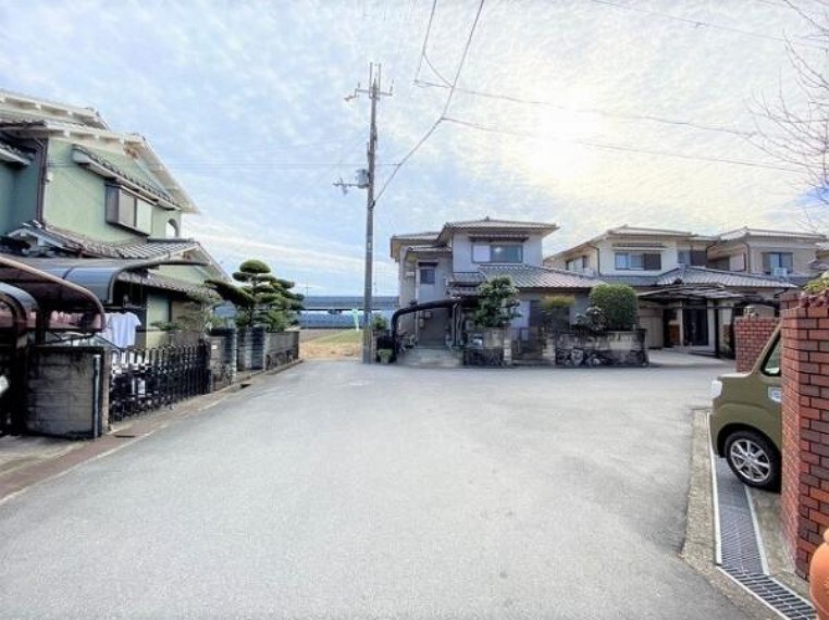 周辺の街並み 前面道路広々6m以上!見晴らしが良いですね!