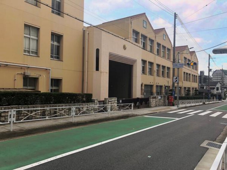 小学校 神戸市立西須磨小学校!住宅街に囲まれており、公園や幼稚園も近くにあります!駅も近く、バス停も目の前とアクセス良好!保護者用駐輪場もあり、授業参観や運動会などの際にも便利ですね!