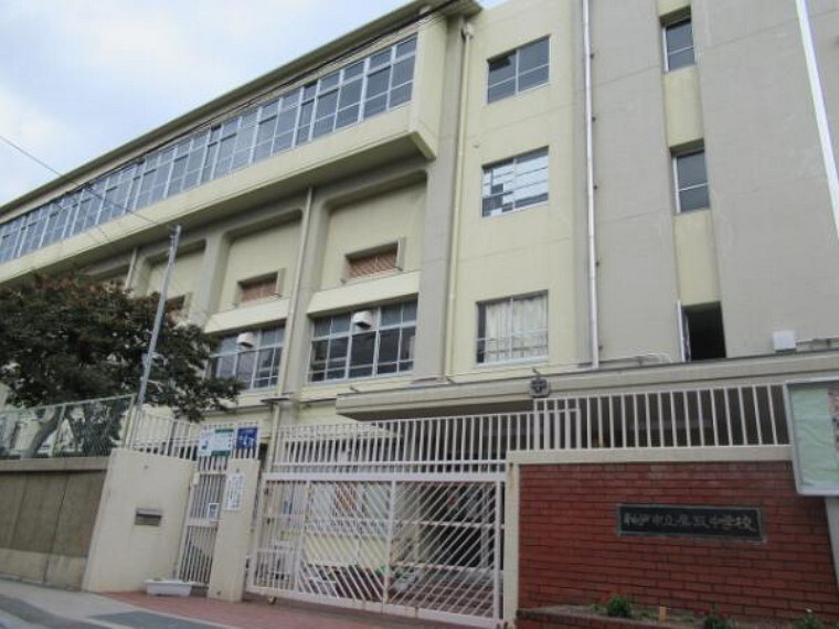 中学校 神戸市立鷹取中学校!駅から徒歩10分とアクセスも良く、授業中閉門・見守りサービスがあり防犯面も安心です!朝学習や夏休みに希望者を集めての補習があり学習環境が整っています!