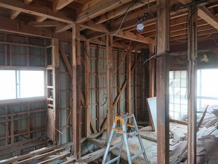 居間・リビング 【リフォーム中】和室だった部屋は壁床撤去して、これから床にフローリングを張り、壁と天井のクロスを貼り換えリビングに仕上げます。