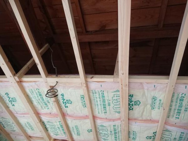 【リフォーム中】2階西側6畳和室だった部屋は、天井に断熱材を入れています。これから床にフローリングを張り、壁と天井のクロスを貼り換え洋室に仕上げます。