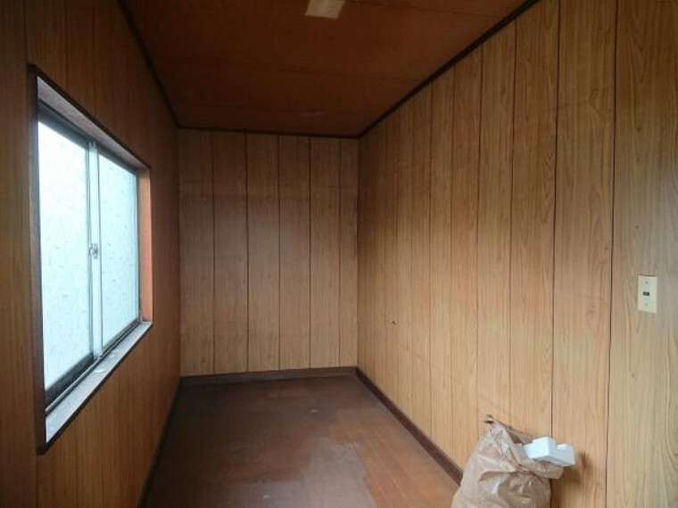 【リフォーム中】北側の納戸です。壁と天井のクロスを貼り換え棚を解体し、広く使える納戸にします。