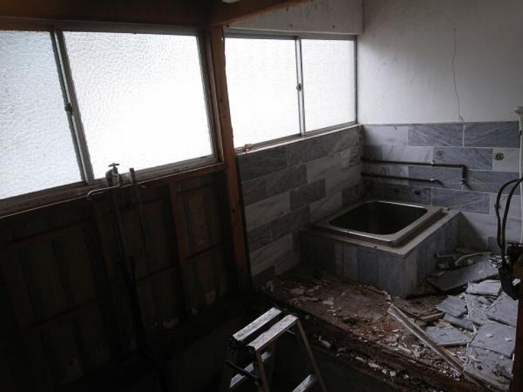 浴室 【リフォーム中】古いお風呂を解体しています。これから新品のTOTO製のユニットバスに交換予定です。1坪のゆったりとしたユニットバスで日々の疲れを癒してみてはいかがでしょうか。