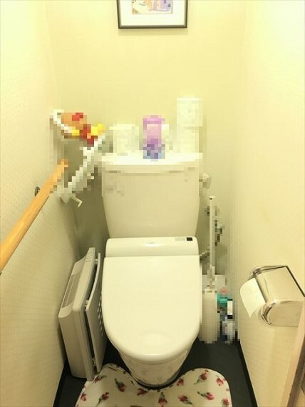 トイレ 白を基調としたシンプルな壁紙のトイレです。手すりが付いています。