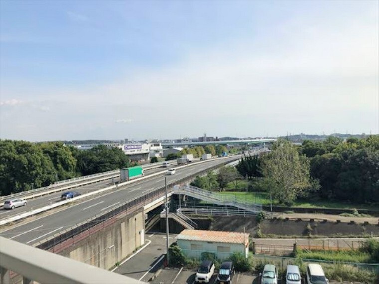 眺望 南向きバルコニーからの眺望写真です。名四国道が見えます。
