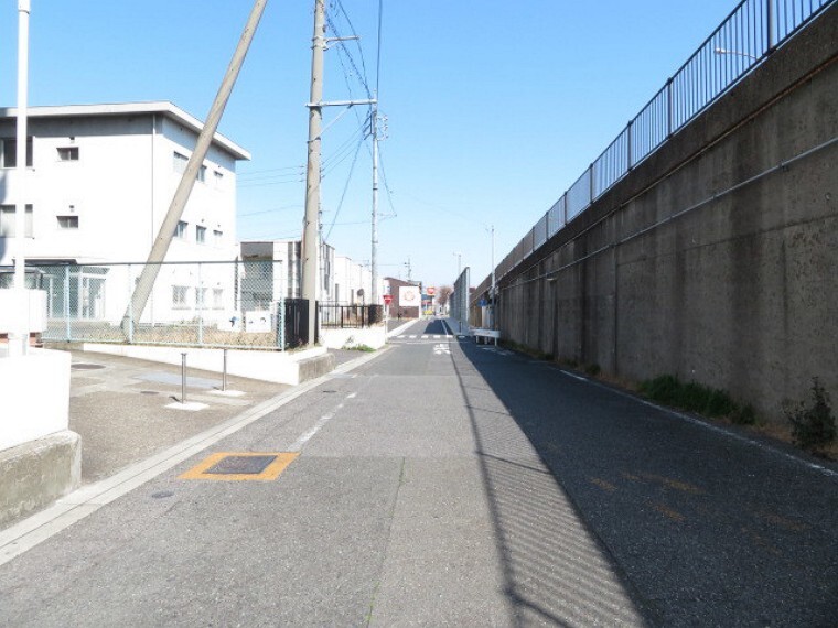 外観・現況 マンション東側前面道路です。北方面への一方通行道路です。