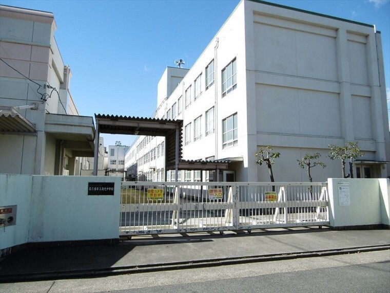 中学校 【名古屋市立南光中学校】 【教育目標】豊かな心をもつ生徒の育成 【努力点主題】主体的に高め合おうとする生徒の育成 保護者・地域との連携・情報交換を大切にします。